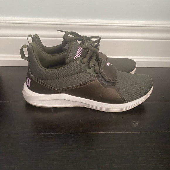 Ladies Puma Runners - Picture 2 of 4